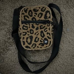 THREAD LEOPARD PRINT CROSSBODY BAG
